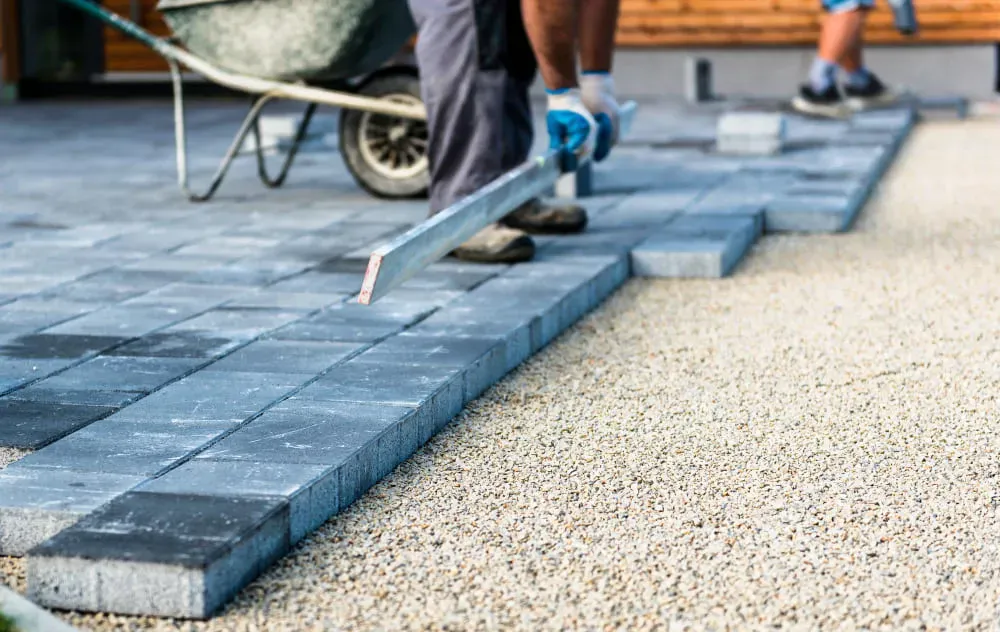 Jak wygląda profesjonalne układanie kostki brukowej w Warszawie